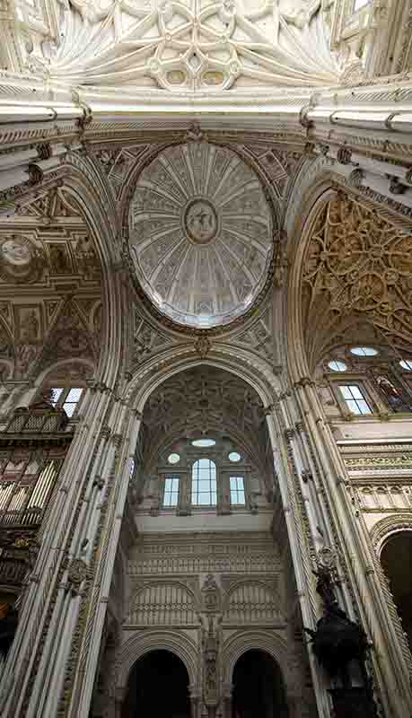 Córdoba 073 - Mezquita Catedral - interior - crucero.jpg